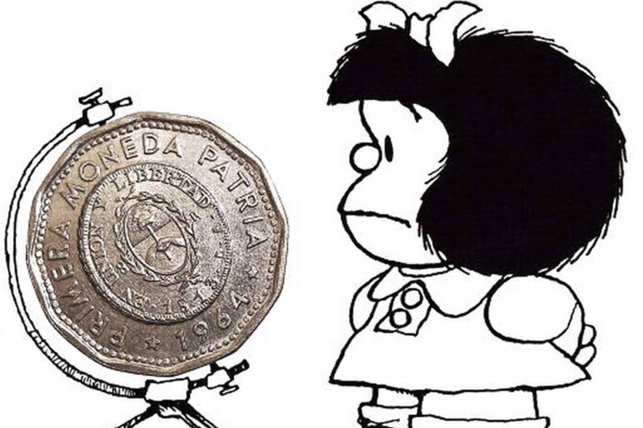 el personaje Mafalda esta observando una moneda